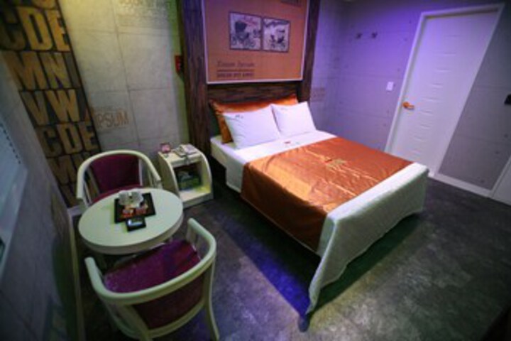 Room 9 of 18