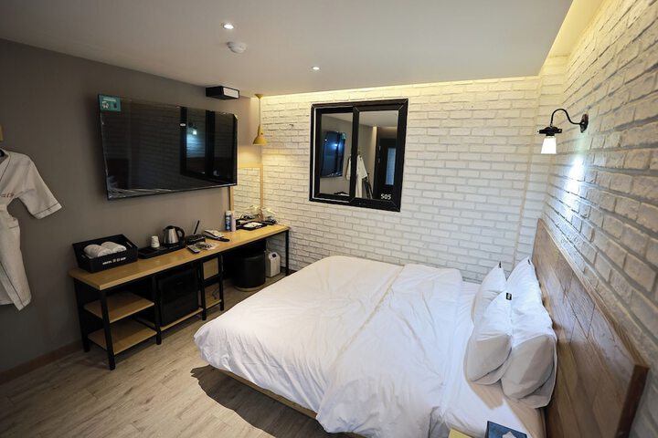 Room 32 of 93