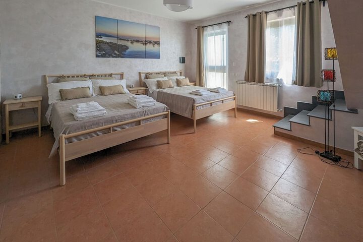 Room 8 of 34