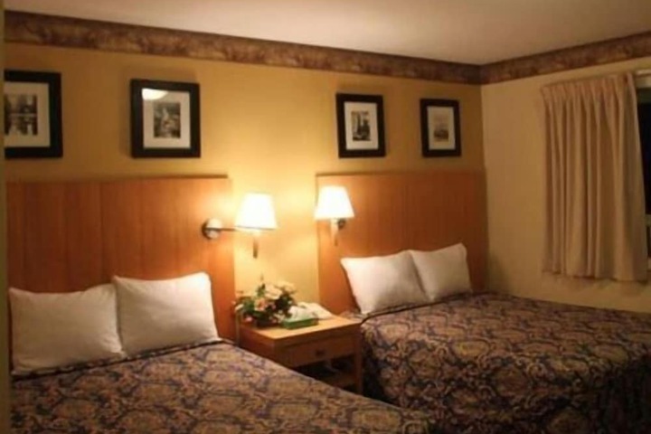 2 Double Beds (3 of 8)