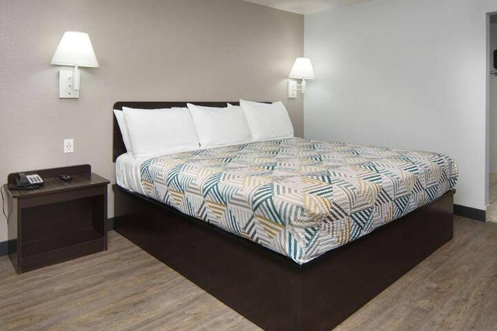 1 King Bed (4 of 8)