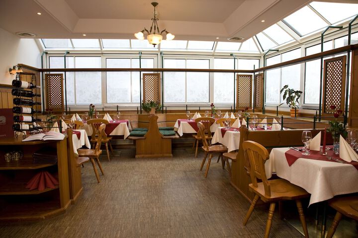 Dining 52 of 77