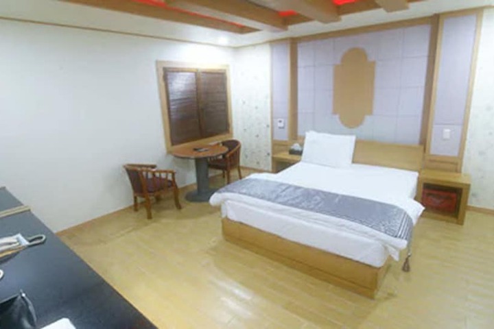 Room 10 of 29