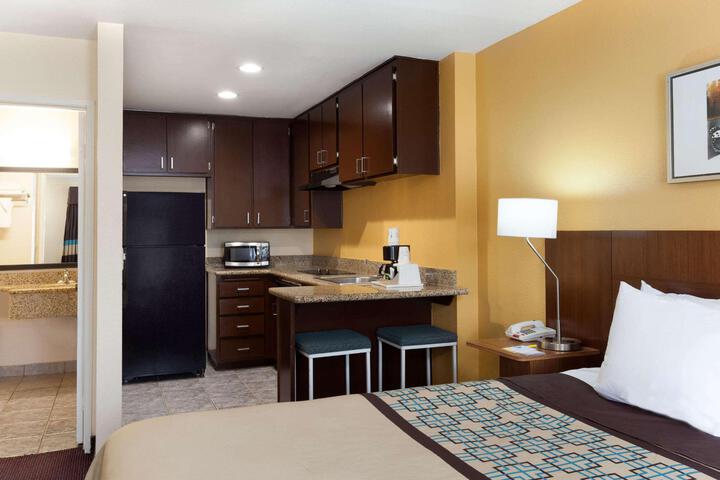1 King Bed Mobility Hearing Impaired Accessible Room (4 of 6)