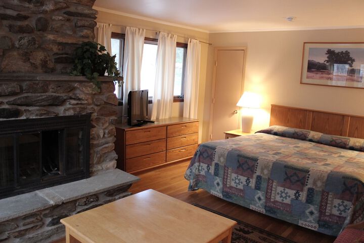 Pine Country Economy King Bed Pet Friendly (7 of 31)