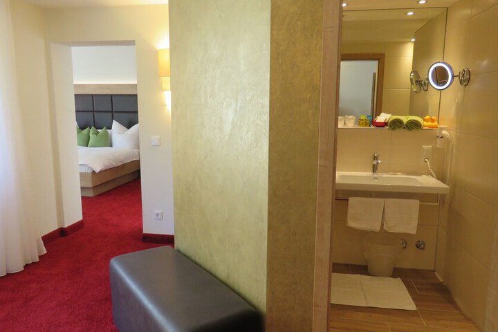 Room 5 of 70
