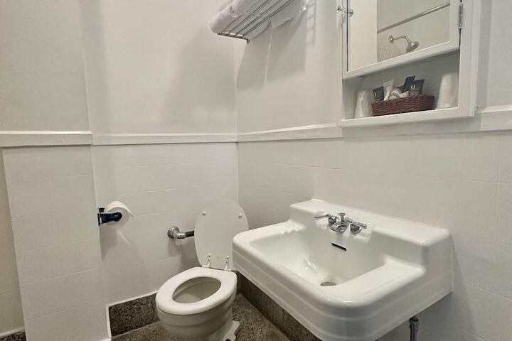 Interior Economy Queen Bed Pet Friendly (9 of 47)