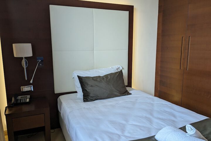 Room 8 of 118