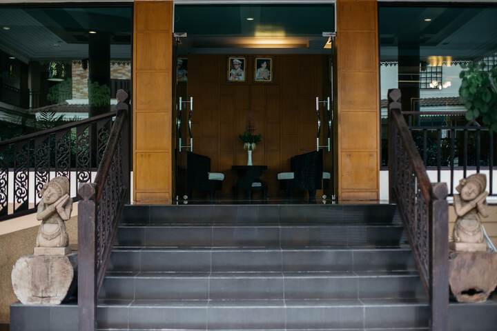 Hotel 2 of 140
