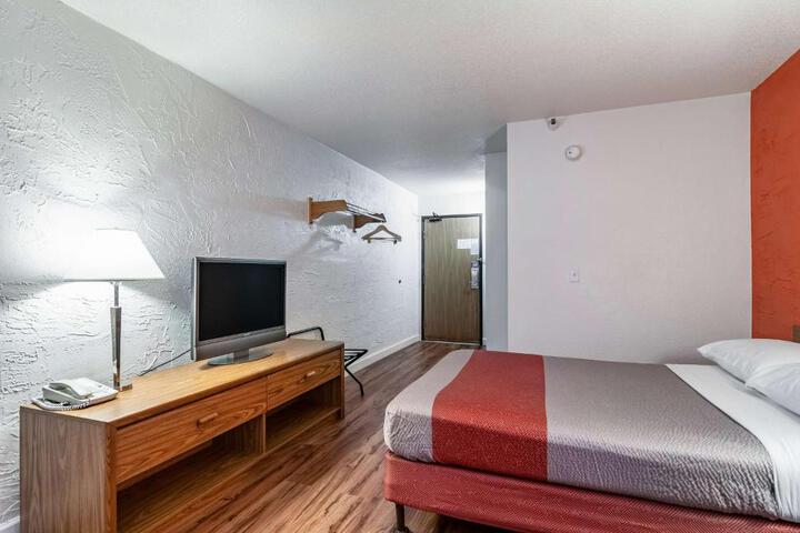 1 Queen Bed