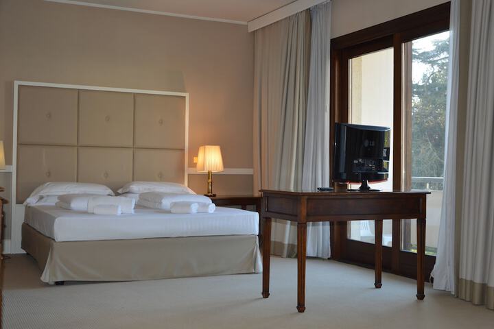 Room 5 of 32