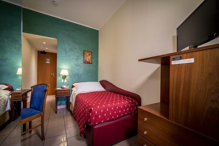Room 7 of 80