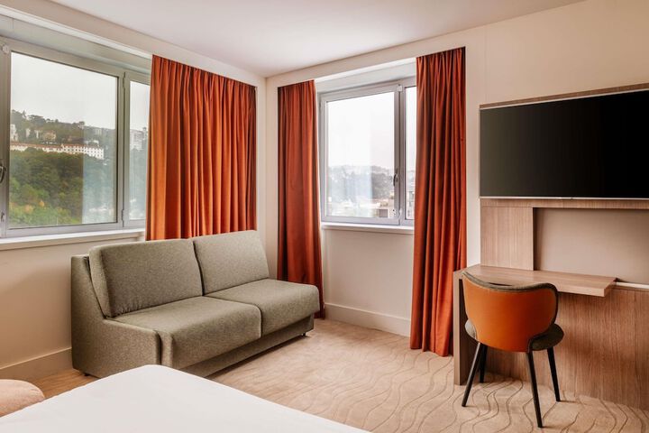 Room 40 of 136