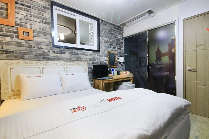 Room 5 of 14