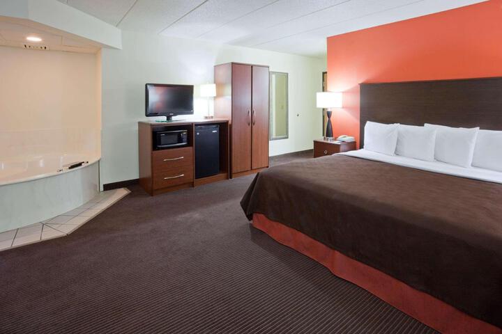 1 King Bed (10 of 30)
