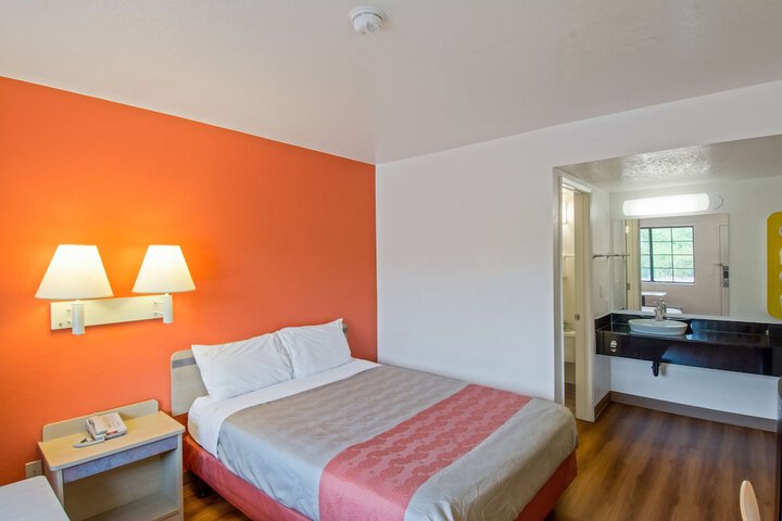 1 Queen Bed (4 of 9)
