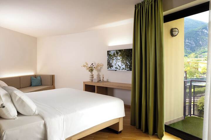 Room 10 of 99
