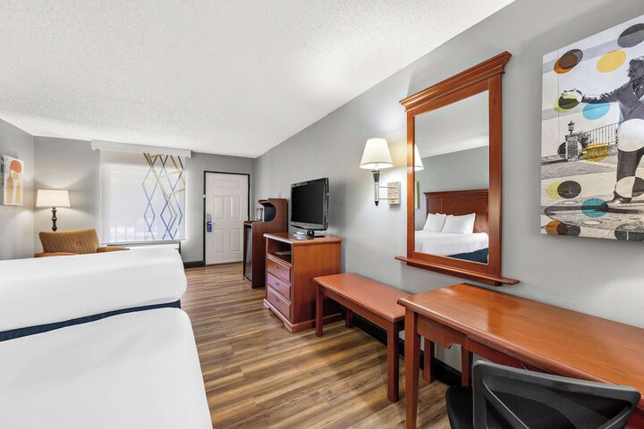 2 Queen Beds Room Upstairs Work Desk Microwave and Refrigerator WiFi Continental Breakfast (8 of 10)