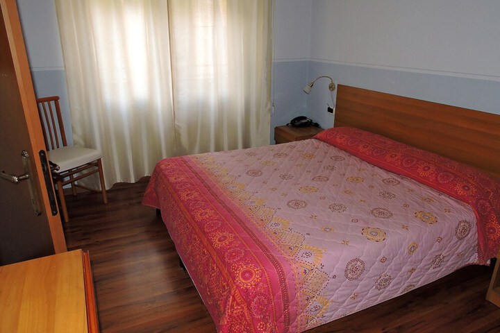 Room 12 of 21