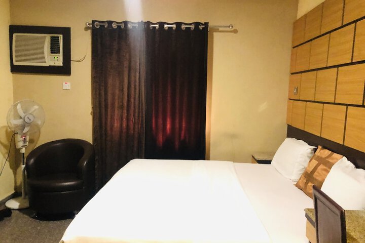 Room 8 of 14
