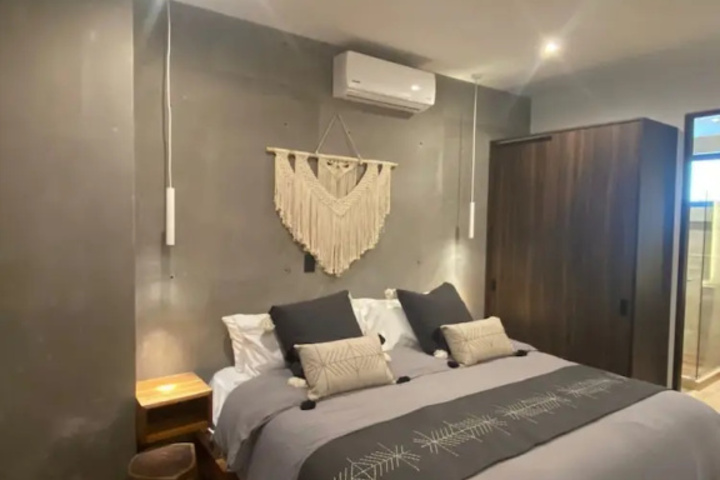 Room 4 of 8