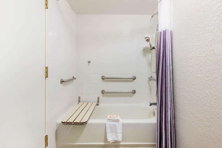 1 King Bed Mobilty Acessible Room Bathtub with Grab Bars (15 of 35)