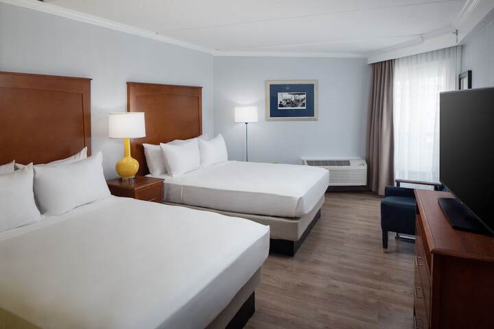 1 Queen Bed (7 of 7)
