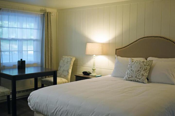 1 Queen Bed (8 of 8)