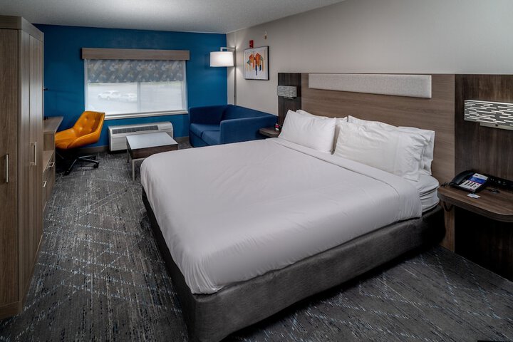 1 King Suite (1 of 12)