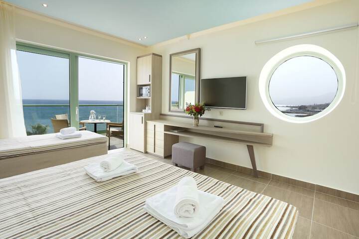 Room 4 of 105
