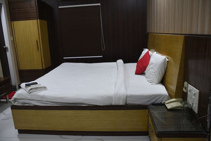 Room 7 of 16