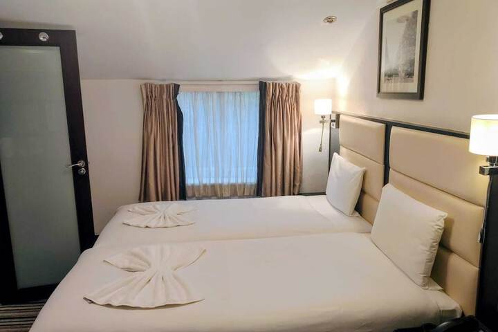 Room 51 of 79