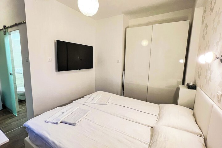 Room 6 of 68
