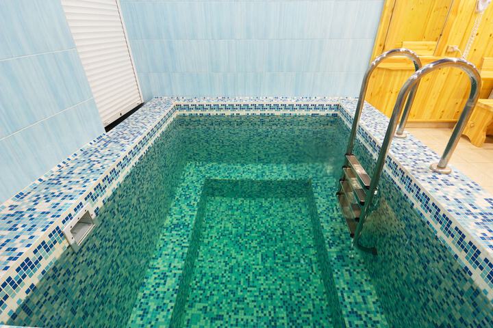 Pool 60 of 76