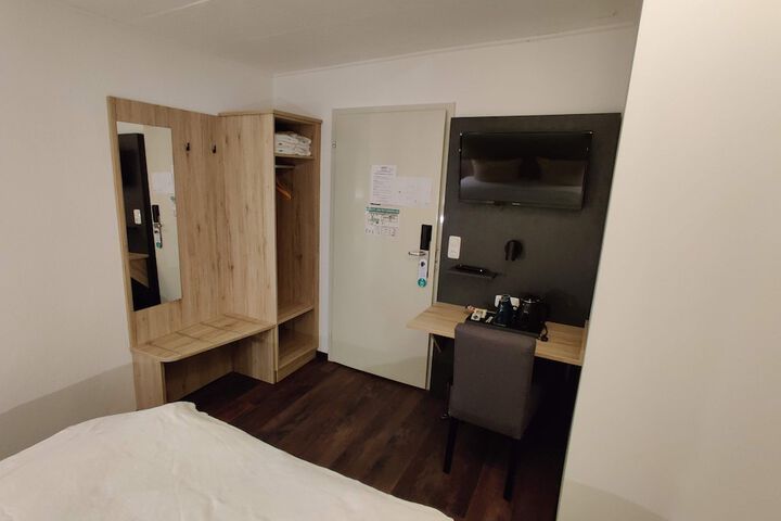 Room 33 of 61