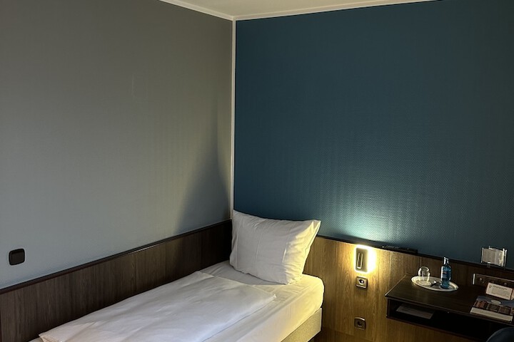 Room 8 of 76