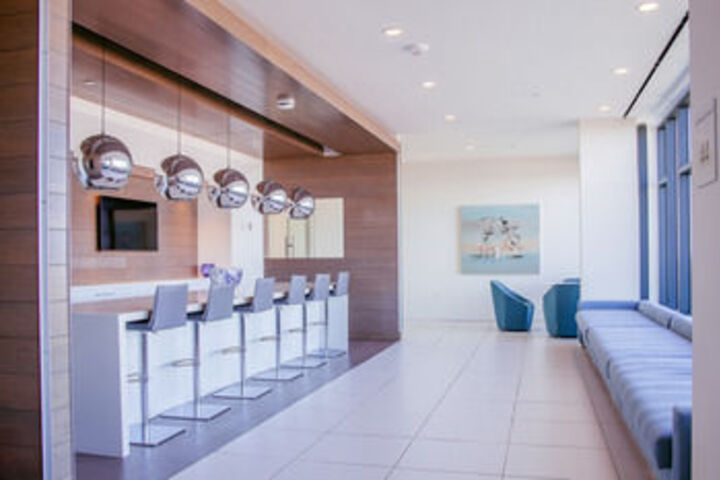 Lounge 8 of 22