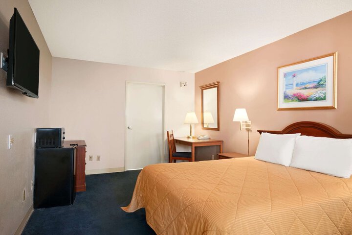 1 Queen Bed Accessible Room (4 of 10)