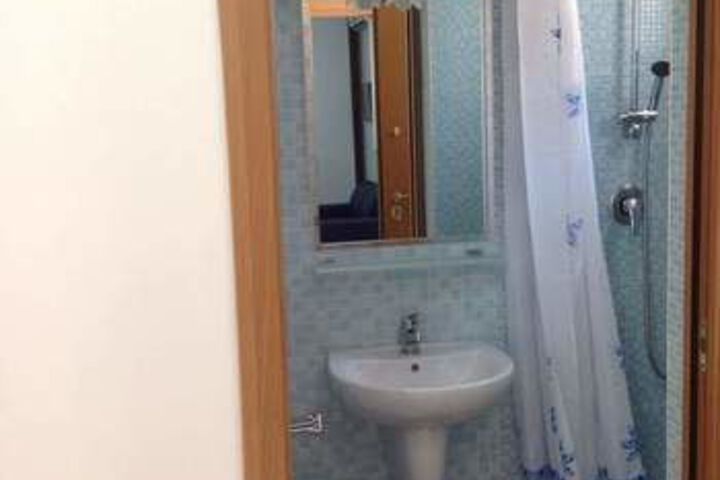 Room 6 of 52