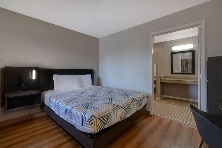 1 Queen Bed (7 of 10)