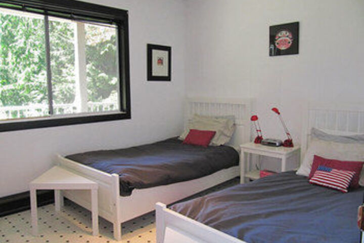 Room 6 of 12