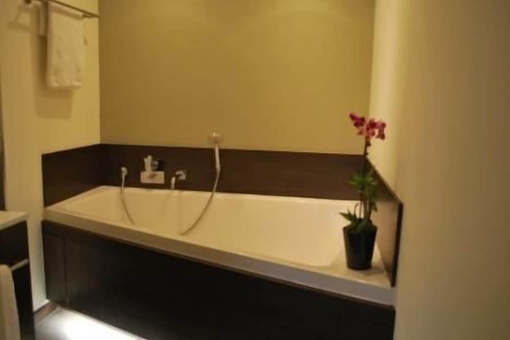 Deep soaking bathtub