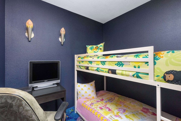 1 Queen Bed Accessible Room (30 of 32)