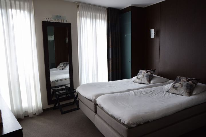 Room 12 of 106