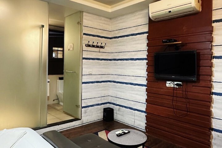 Room 8 of 68