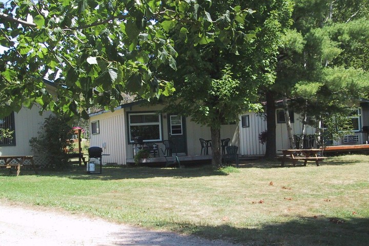 Colonial Bay Motel and Cottages