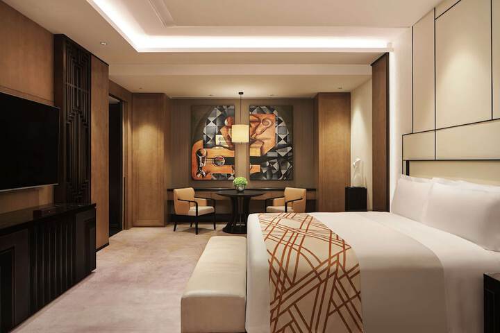 Room 18 of 104