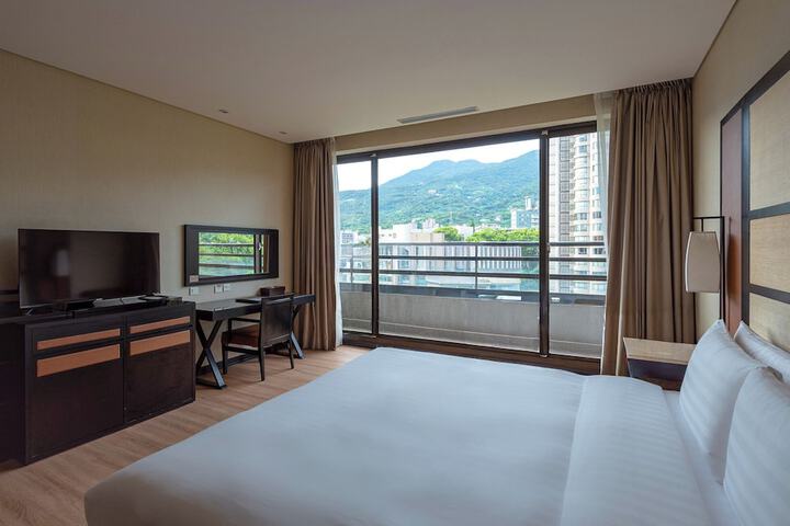 Room 28 of 62