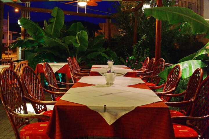 Dining 18 of 23