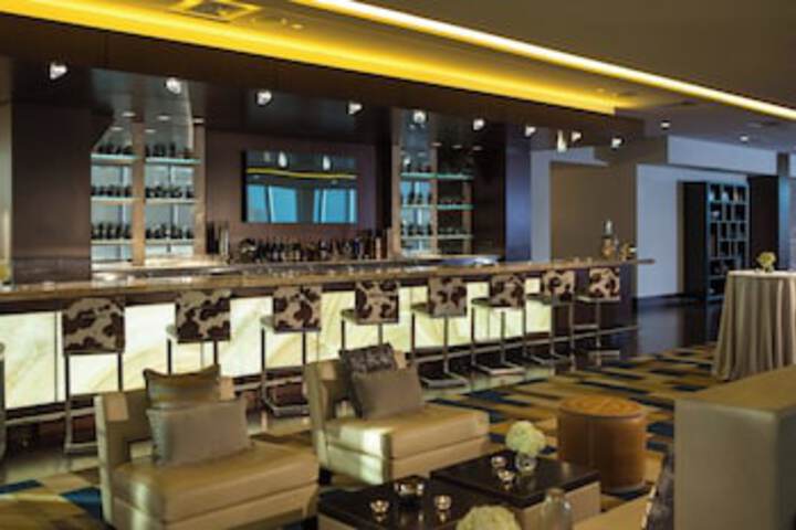 Lounge 166 of 285